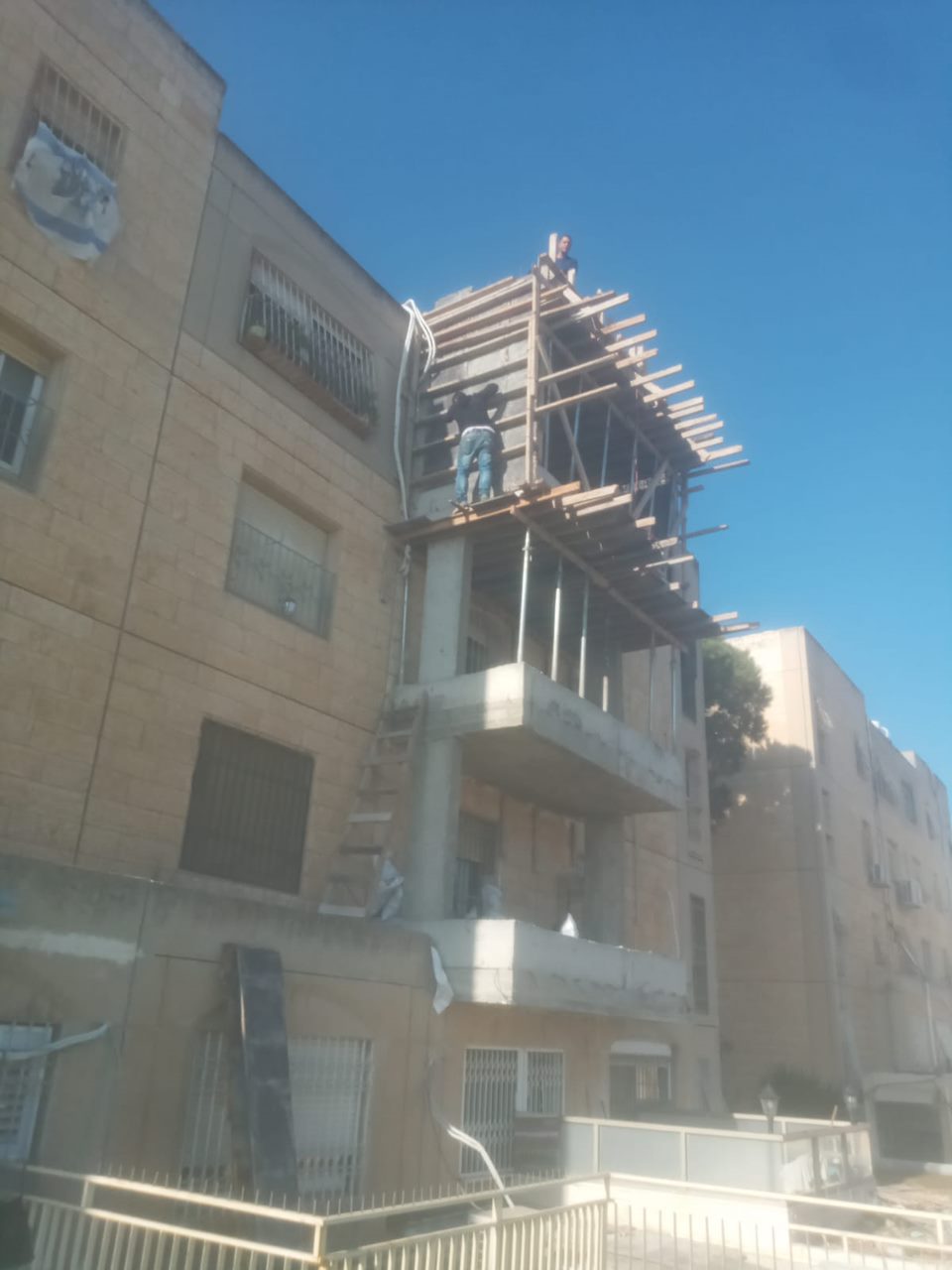 שלב מתקדם בבניית המרפסות