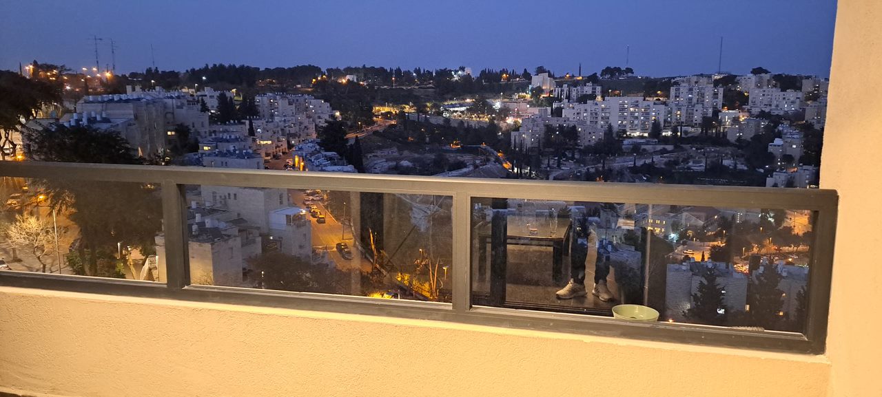 מבט סופי על הבניין עם מרפסות